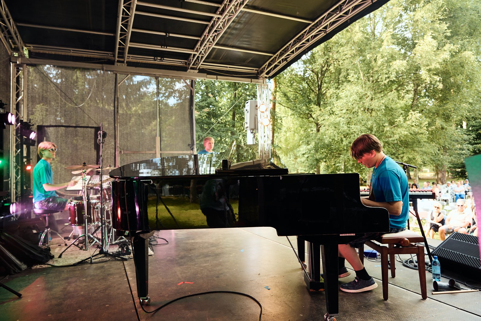 Hele parkin lava iltapäivällä — Pauli Halonen Groove Trio pianon takana